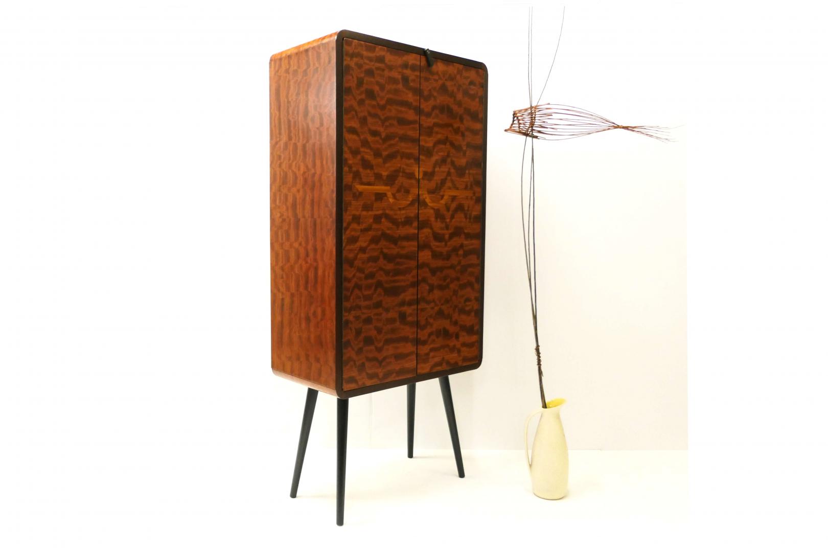 Neue  Contemporary Unikate Möbel aus alten Art Deco und Vintage Kleiderschranktüren 