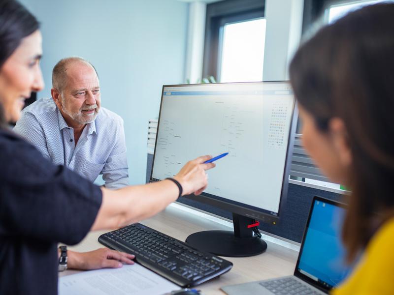 Der interne Bereich betreut die unternehmenseigene IT-Infrastruktur, kümmert sich um das Personalwesen, rekrutiert neue Kollegen und sorgt für eine gute Außendarstellung. 