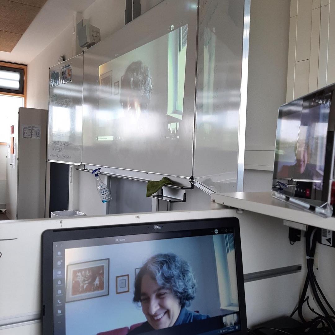 Autorin ist gleichzeitig auf einem I-Pad und auf der Leinwand zu sehen