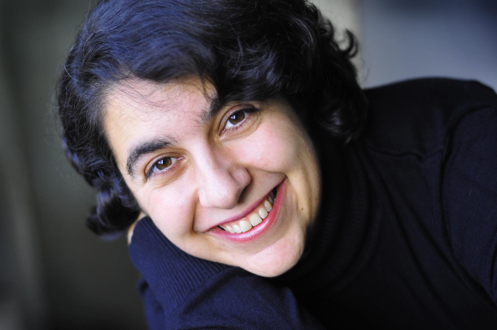 Autorin Zaeri-Esfahani als Portrait - Lächelt -Schwarzer Rollkragenpullover