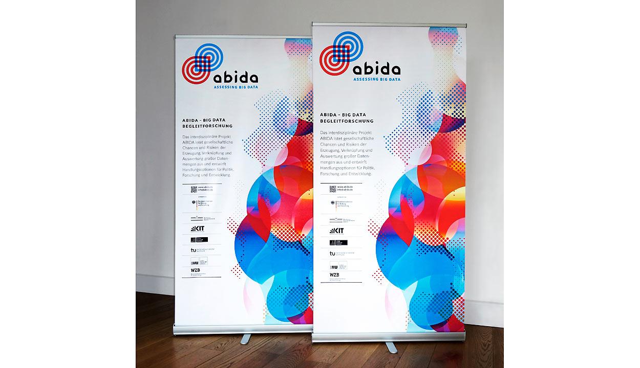 Forschungs- und Hochschul-Logos mit den Big-Data-Visuals auf Roll-up-Bannern