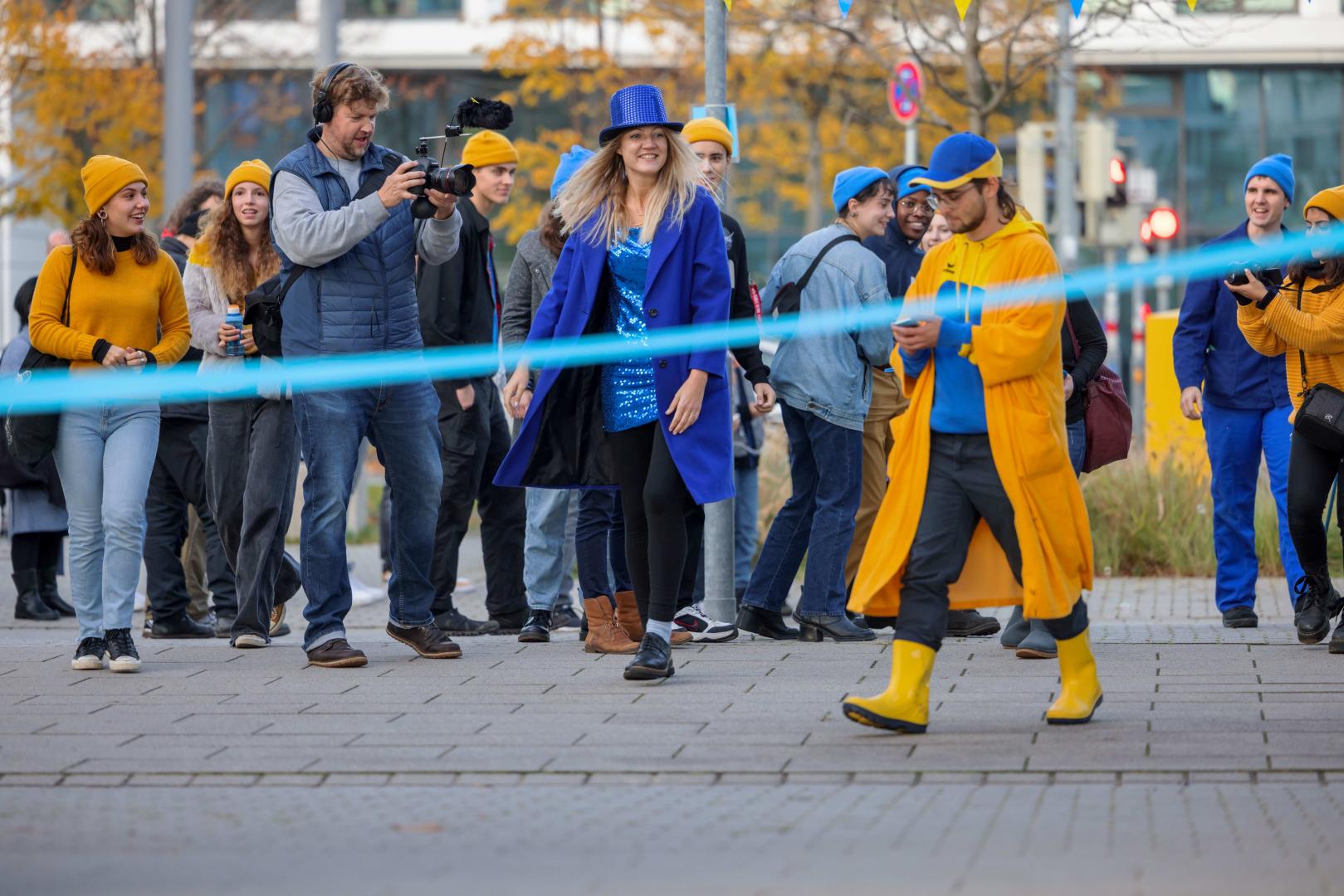 Theaterspieler*innen zeigen eine Szene beim Open-Air-Beteiligungs-Theaterprojekt BUBBLEPARK