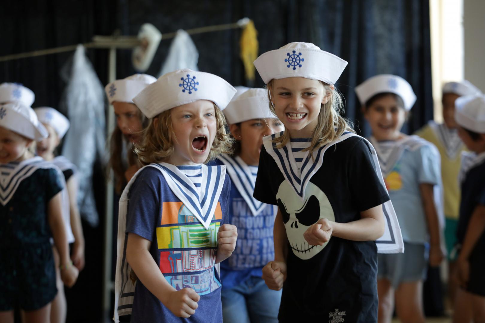 Kinder einer Grundschulklasse spielen eine Theaterszene zum Thema Emotionen - hier: Wut