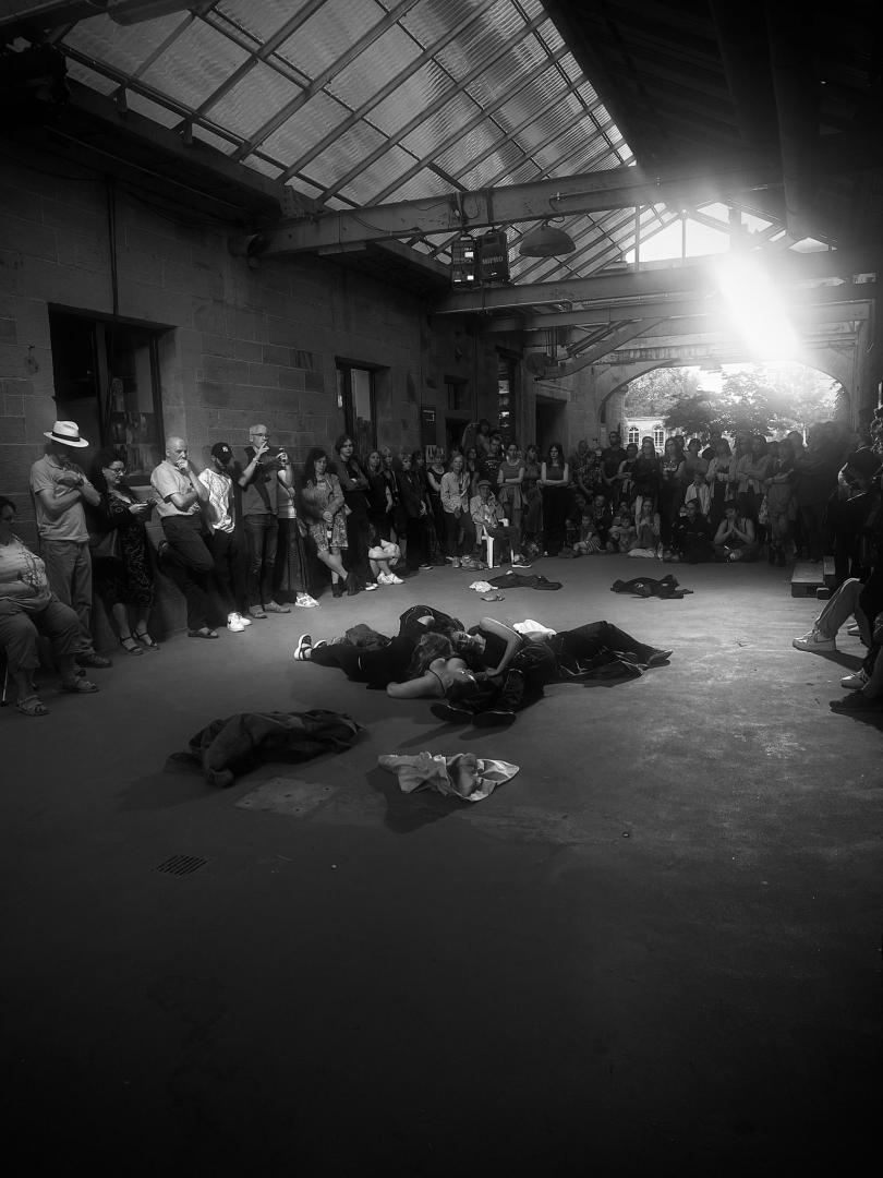 Besucher*innen der Veranstaltung "Schwein gehabt" schauen dem Straßentheaterstück "Bitte keinen Müll liegen lassen" zu