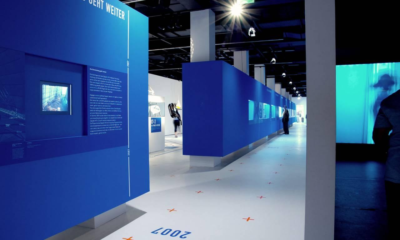 zeppelin_nt_07_vitrine_durchgang