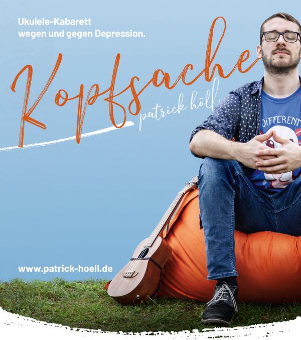 Plakat des Programmes "Kopfsache" Der Künstler sitzt meditierend auf einem orangenen Sitzsack, seine Ukulele links neben ihm. Im linken oberen Eck steht "Ukulele-Kabarett wegen und gegen Depression" geschrieben, geschwungene Schrift neben ihm bildet "Kopfsache" und "Patrick Höll".