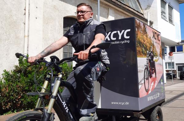 Test-Pionier: Dominik Frei, Elektriker aus Durlach, fahrt ein Lastenfahrrad zur Probe; Bild: Stadtplanungsamt Karlsruhe