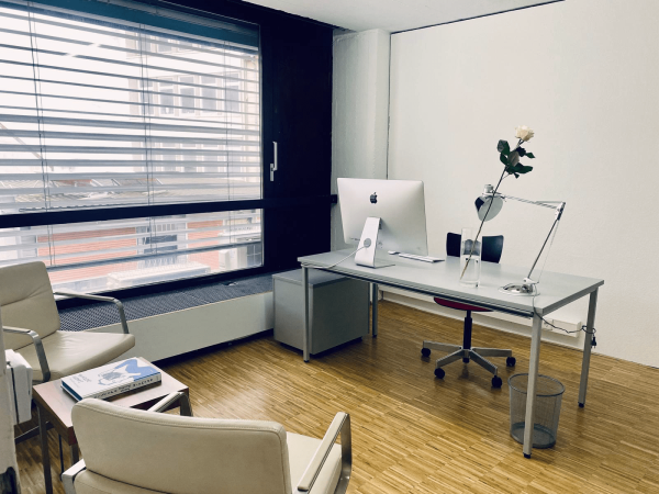 Zu vermietender Büroraum mit großem Fenster