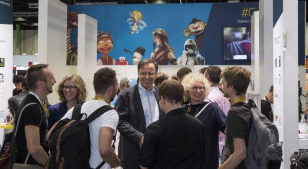 180305_gamescom_stand_besucher_5653x3769